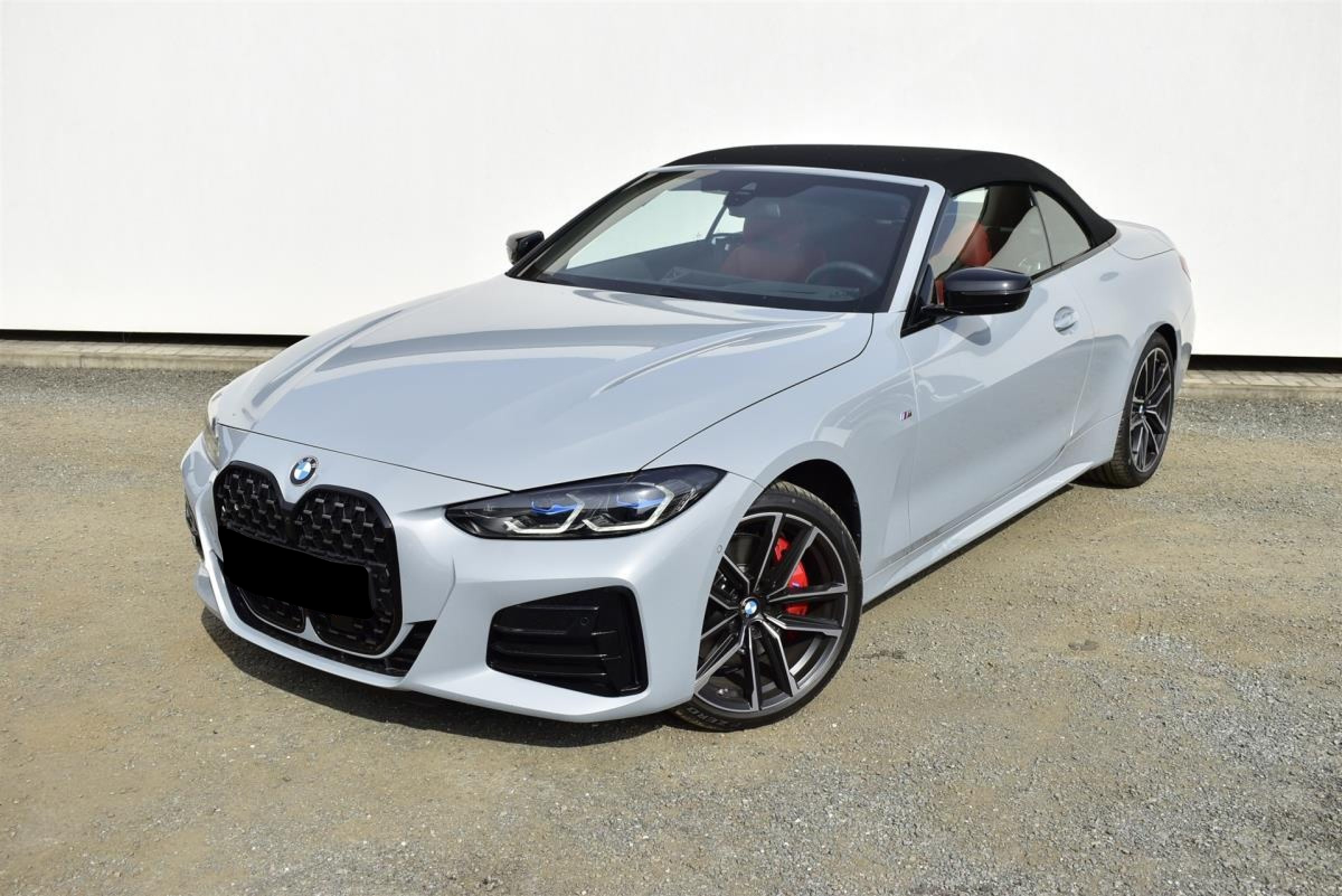 BMW M440i xDrive cabrio | české předváděcí auto | skladem | sportovní cabriolet | stylová šedá s červenou kůží | super výbava | výhodná cena | ihned k předání | nákup online | AUTOiBUY.com